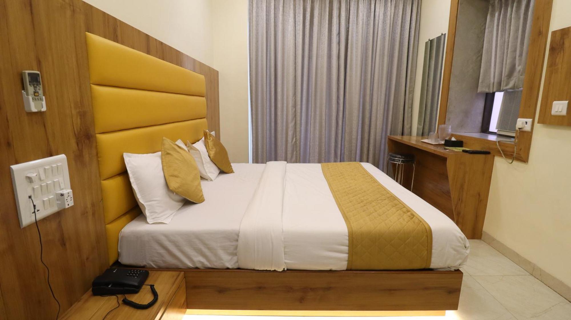 Hotel National - Grant Road Мумбаи Экстерьер фото