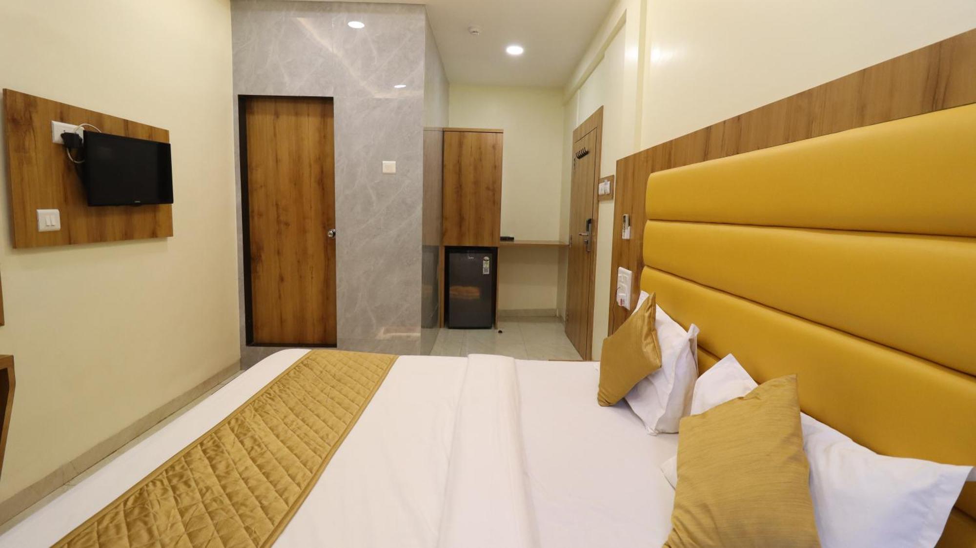 Hotel National - Grant Road Мумбаи Экстерьер фото