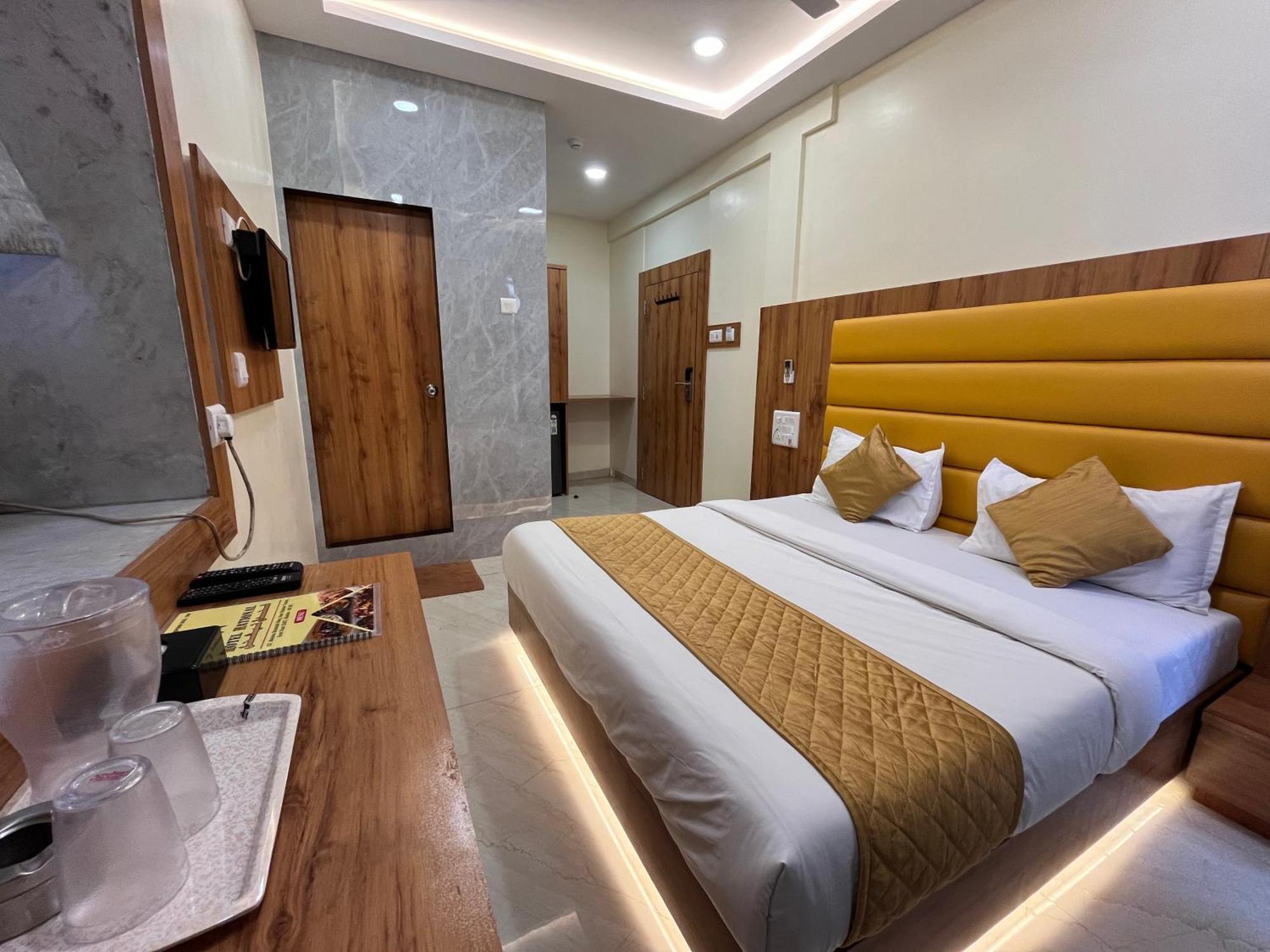 Hotel National - Grant Road Мумбаи Экстерьер фото