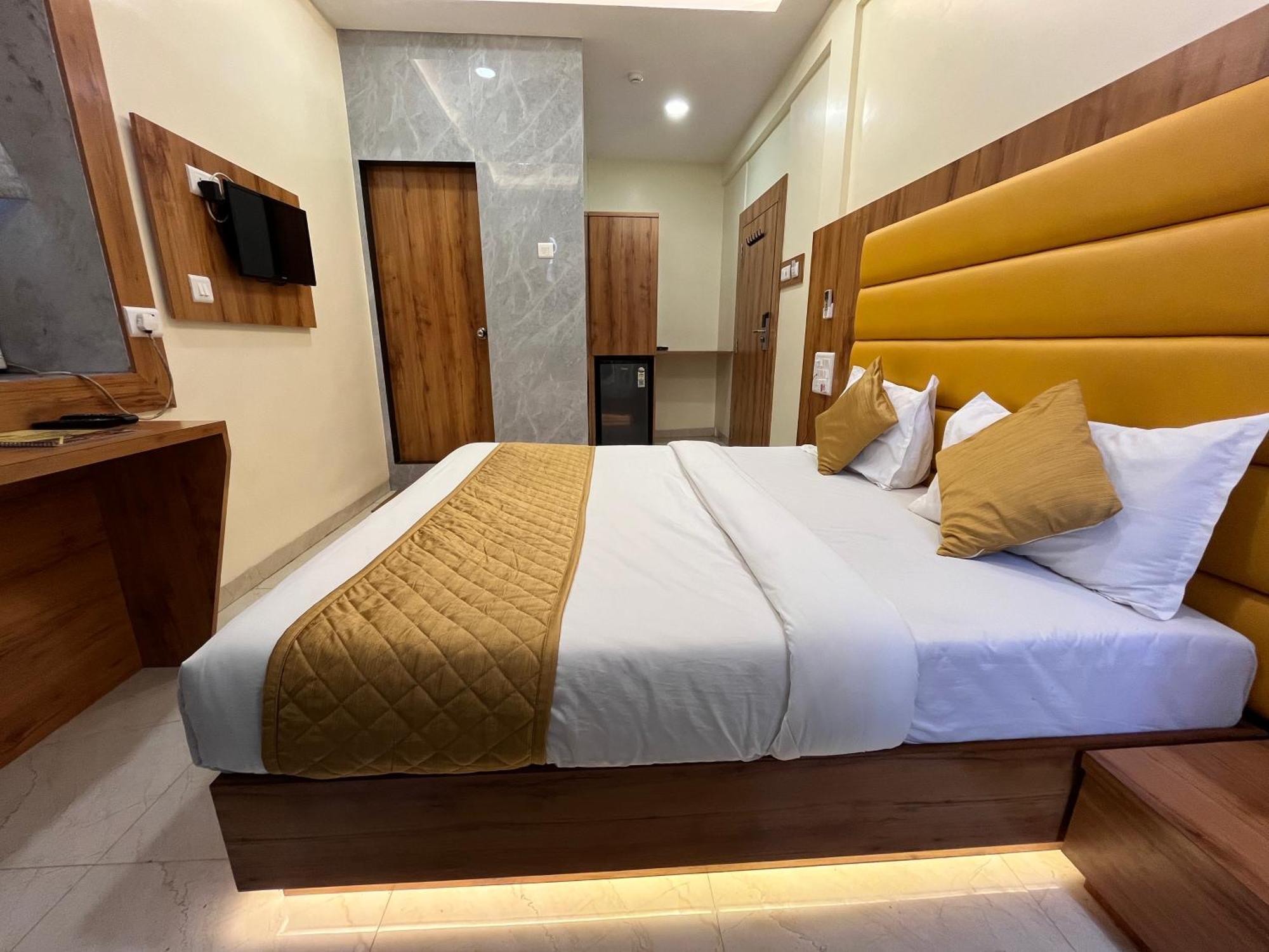 Hotel National - Grant Road Мумбаи Экстерьер фото