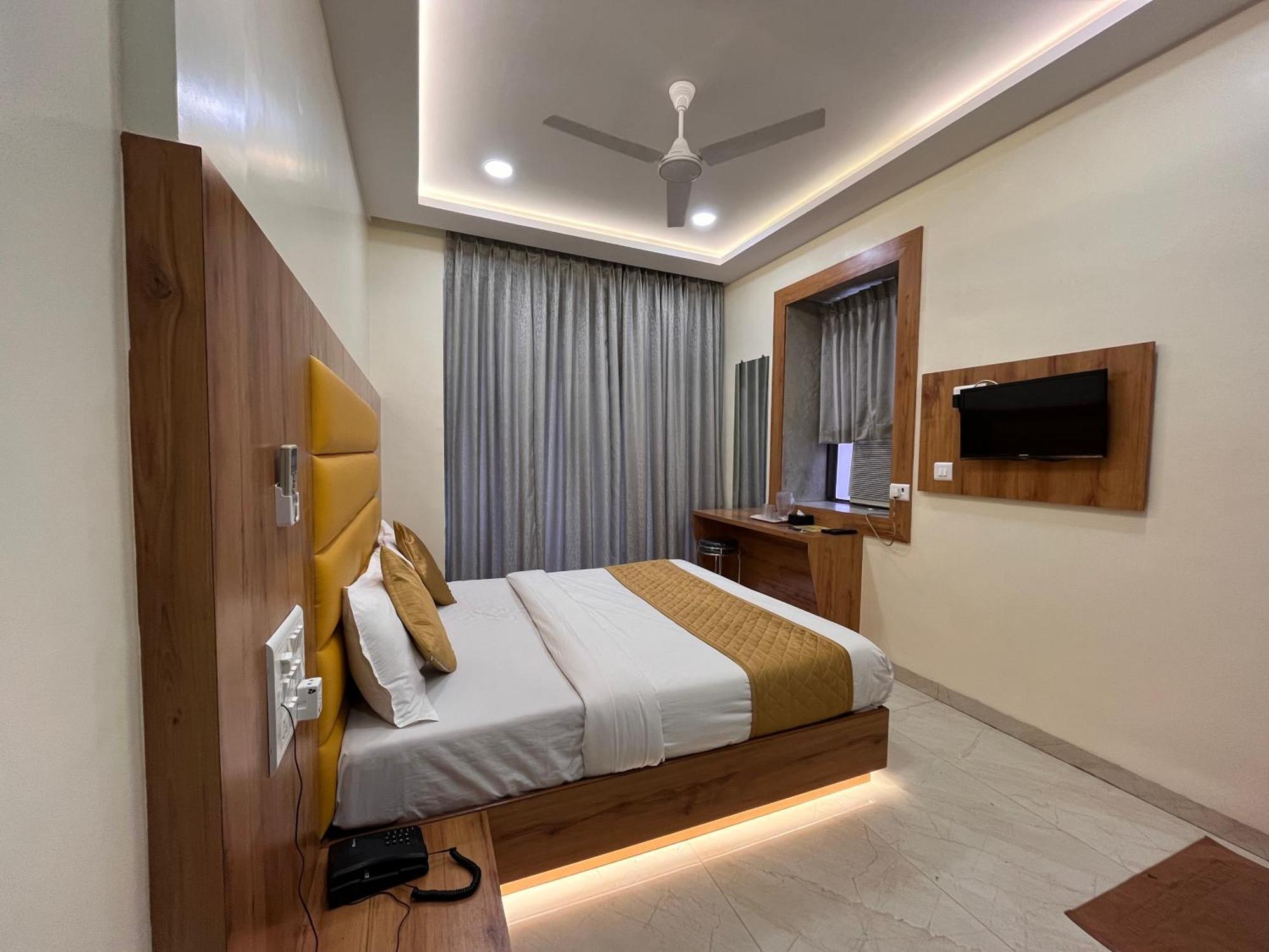 Hotel National - Grant Road Мумбаи Экстерьер фото