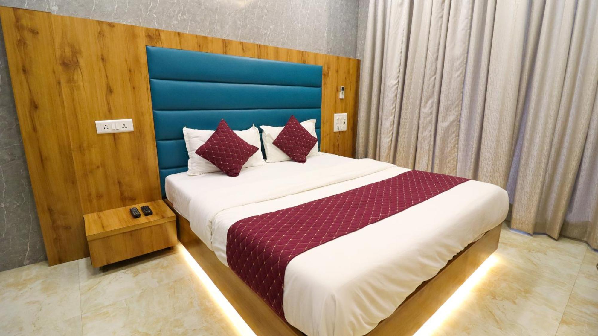 Hotel National - Grant Road Мумбаи Экстерьер фото