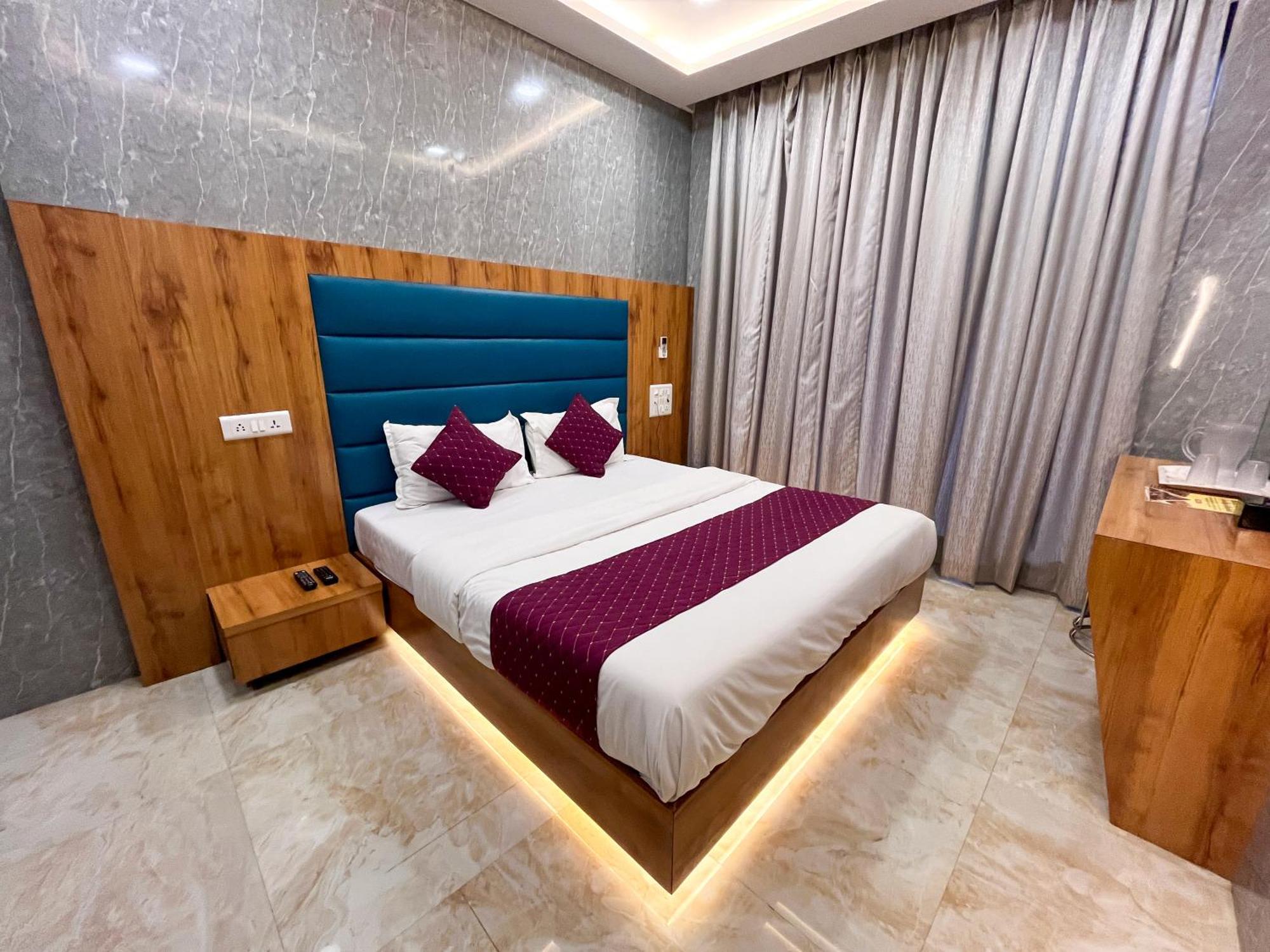 Hotel National - Grant Road Мумбаи Экстерьер фото